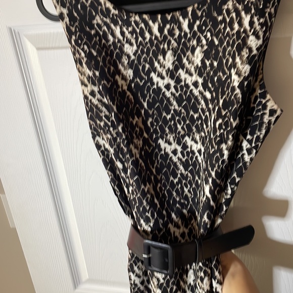 Classic print sheath dress. Looks fab with or without belt. - Picture 3 of 3